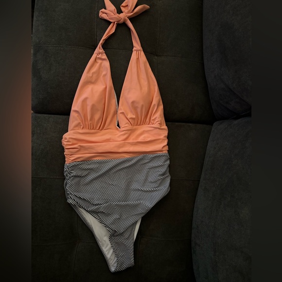 Cupshe Halter One piece Swimsuit - Picture 1 of 3